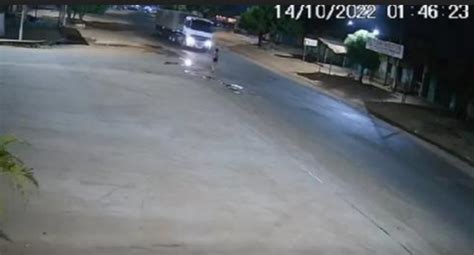 menina que se jogou na frente da carreta